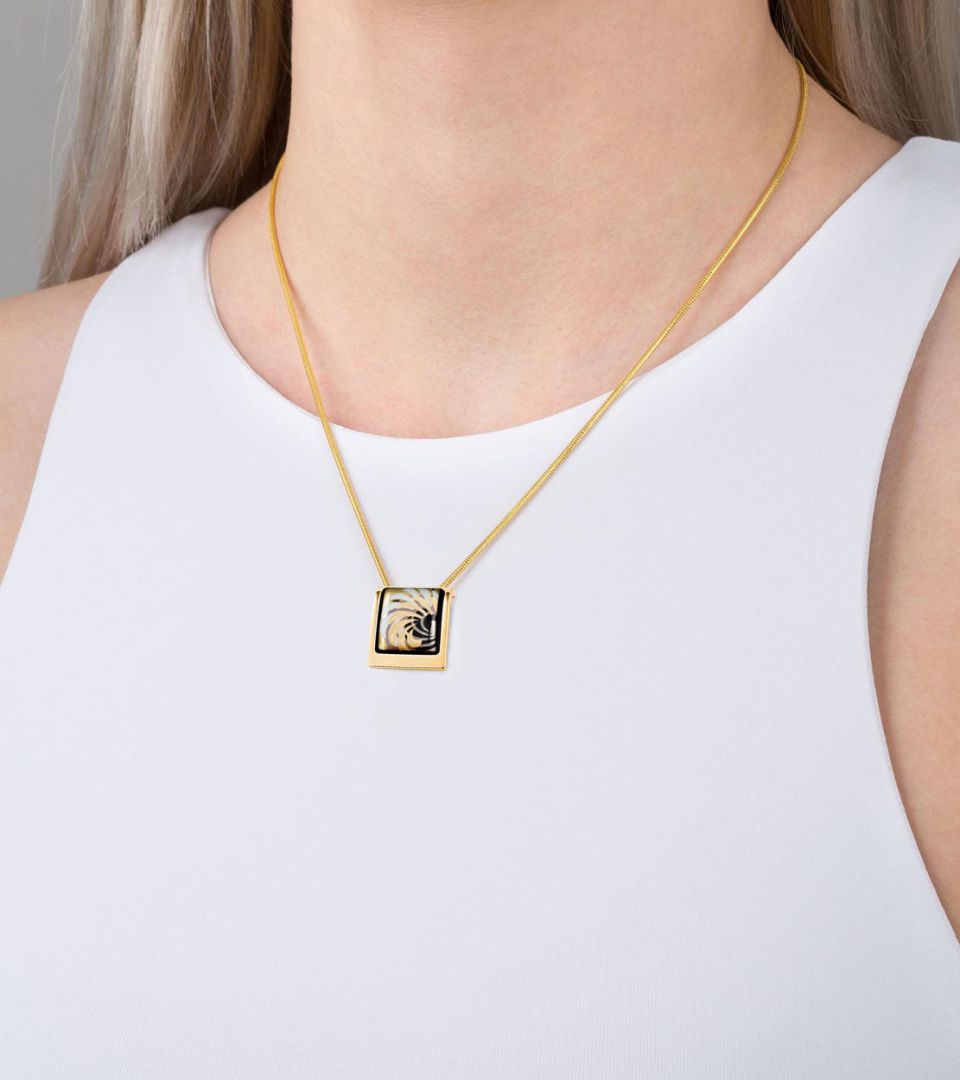 Кулон Квадрат